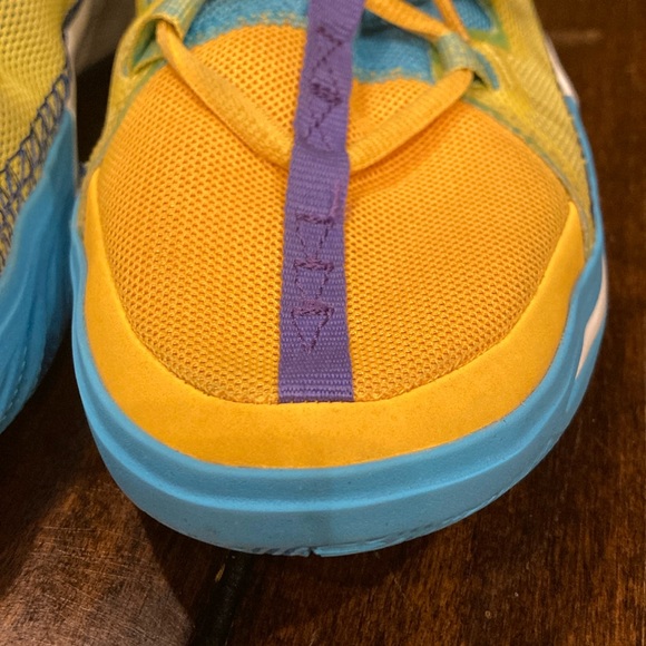 Youth Size 5.5 Nike Kyrie Flytrap Kaleidoscope Basketball Shoes (ABBA) - Picture 4 of 14